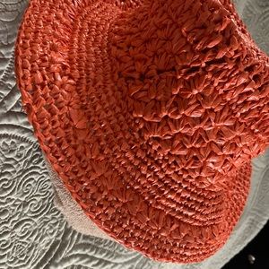 Hecho de raffia en crochet